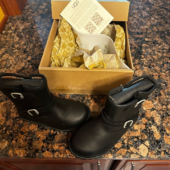 Ugg T Hartwell Black Leather Boots for a Child. Size 10 - Picture 2 of 5